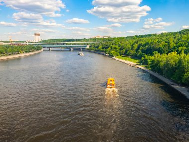 Moskova, Rusya, 25 Mayıs 2021. Şehir manzaralı. Moskova nehri ve onun resimli setleri