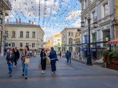 Moskova, Rusya, 25 Mayıs 2021. Kamergerskyi pereulok geleneksel mimari çevresiyle tipik bir Moskova caddesidir.. 