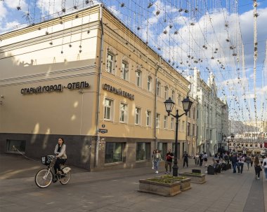 Moskova, Rusya, 25 Mayıs 2021. Kuznetsky 'nin ünlü alışveriş caddesinin mimari topluluğu şehrin tarihi bölgesinde.