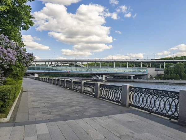 モスクワ ロシア 2021年5月25日 市街地の眺め モスクワ川とその美しい堤防 ルズネツキー地下鉄橋 — ストック写真