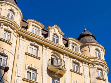 Sochi, Rusya, 12 Nisan 2021. Modern şehir mimarisi. Çok katlı bir binanın ön cephesinin parçası