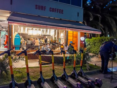 Sochi, Rusya, 12 Nisan 2021. Gece vakti tipik şehir manzarası