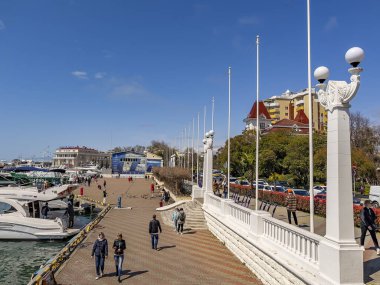 Sochi, Rusya, 16 Nisan 2021. İnsanlar Sochi Marina limanında yürüyüşe çıkıyor.
