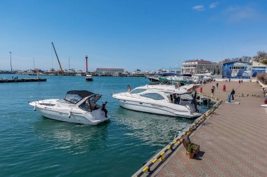 Sochi, Rusya, 12 Nisan 2021. Sochi Marina limanında yatlar
