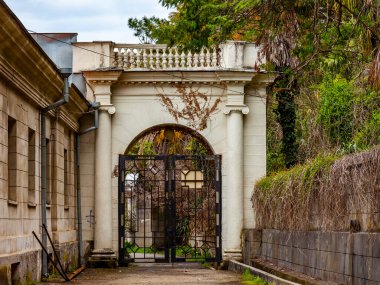 Sochi, Rusya, 13 Nisan 2021. Tarihi ve kültürel bir eser olan terk edilmiş Ordzhonikidze sanatoryumunun mimari topluluğu.