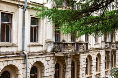 Sochi, Rusya, 13 Nisan 2021. Terk edilmiş Ordzhonikidze sanatoryumunun ön cephesinin tarihi ve kültürel simgesi..