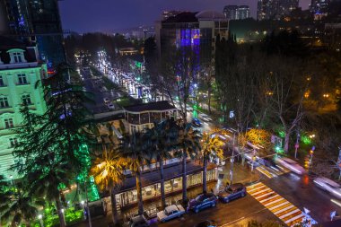 Sochi, Rusya, 12 Nisan 2021. Bulutlu bir bahar gününde tipik şehir manzarası, modern şehir mimarisi. Gece yüksek bir noktadan görünüm