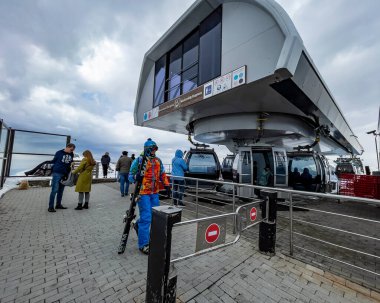 krasnaya polyana, Rusya, 15 Nisan 2021. Dağlardaki füniküler konum