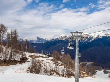 krasnaya polyana, Rusya, 15 Nisan 2021. Hareket eden bir füniküden dağların görüntüsü