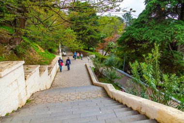 Sochi, Rusya, 18 Nisan 2021. Kıyıya doğru eski taş merdivenler