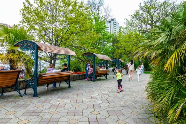 Sochi, Rusya, 13 Nisan 2021. İnsanlar güneşli bir bahar gününde setin üzerinde yürürler.