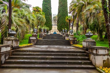 Sochi, Rusya, 12 Nisan 2021. Soçi botanik bahçesindeki eski taş merdivenler.