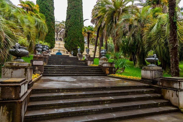 Sochi, Rusya, 12 Nisan 2021. Soçi botanik bahçesindeki eski taş merdivenler.