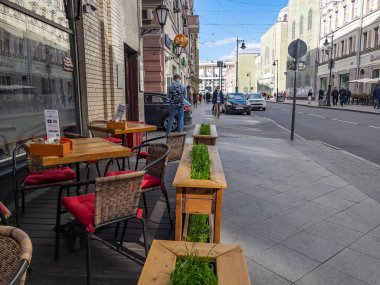 Moskova, Rusya, 4 Haziran 2021. Myasnitskaya Caddesi, mimari topluluğun bir parçası. Ön planda rahat bir kafe.