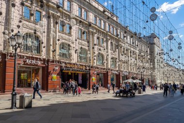 MOSCOW, Rusya, 25 Mayıs 2021. İnsanlar Moskova 'nın en eski alışveriş caddesi olan Nikolskaya Caddesi boyunca gidiyor