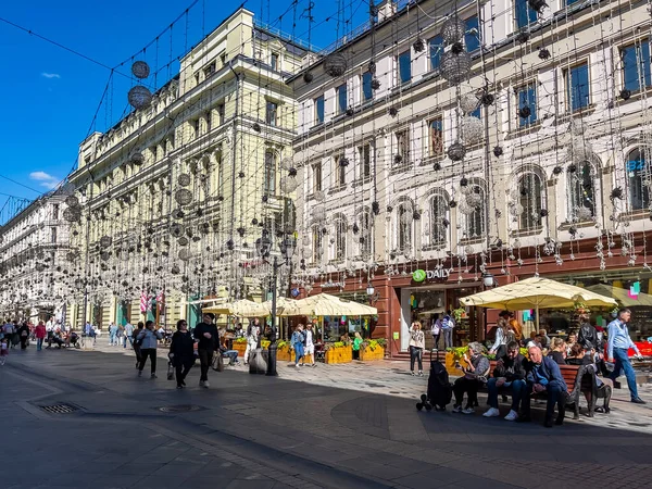 Moscow Rússia Maio 2021 Pessoas Vão Longo Nikolskaya Street Rua — Fotografia de Stock