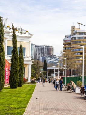 Sochi, Rusya, 12 Nisan 2021. Bulutlu bir bahar gününde tipik şehir manzarası.