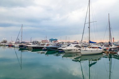 Sochi, Rusya, 12 Nisan 2021. Sochi Marina limanında yatlar