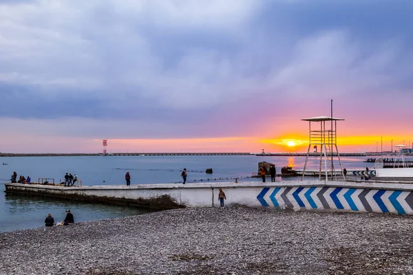 Soczi Rosja Kwietnia 2021 Ludzie Chodzą Podziwiają Zachód Słońca Plaży — Zdjęcie stockowe