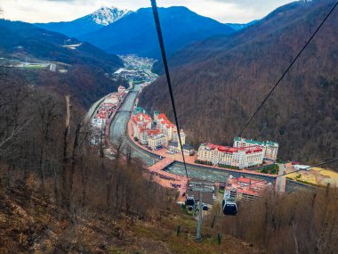 krasnaya polyana, Rusya, 15 Nisan 2021. Hareket eden bir füniküden dağların görüntüsü