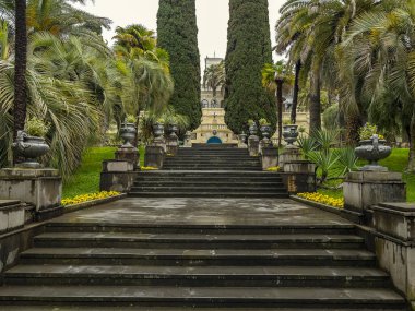 Sochi, Rusya, 12 Nisan 2021. Soçi botanik bahçesindeki eski taş merdivenler.