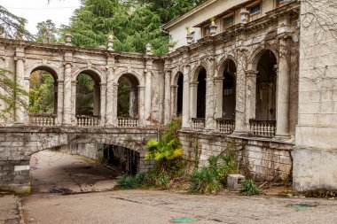 Sochi, Rusya, 13 Nisan 2021. Tarihi ve kültürel bir eser olan terk edilmiş Ordzhonikidze sanatoryumunun mimari topluluğu.