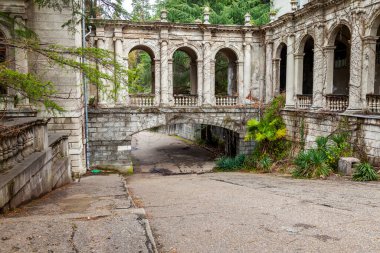 Sochi, Rusya, 13 Nisan 2021. Tarihi ve kültürel bir eser olan terk edilmiş Ordzhonikidze sanatoryumunun mimari topluluğu.