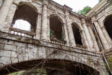 Sochi, Rusya, 13 Nisan 2021. Tarihi ve kültürel bir eser olan terk edilmiş Ordzhonikidze sanatoryumunun mimari topluluğu.