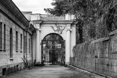 Sochi, Rusya, 13 Nisan 2021. Tarihi ve kültürel bir eser olan terk edilmiş Ordzhonikidze sanatoryumunun mimari topluluğu.