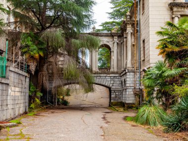 Sochi, Rusya, 13 Nisan 2021. Tarihi ve kültürel bir eser olan terk edilmiş Ordzhonikidze sanatoryumunun mimari topluluğu.