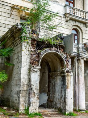 Sochi, Rusya, 13 Nisan 2021. Tarihi ve kültürel bir eser olan terk edilmiş Ordzhonikidze sanatoryumunun mimari topluluğu.