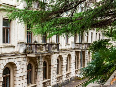 Sochi, Rusya, 13 Nisan 2021. Tarihi ve kültürel bir eser olan terk edilmiş Ordzhonikidze sanatoryumunun mimari topluluğu.