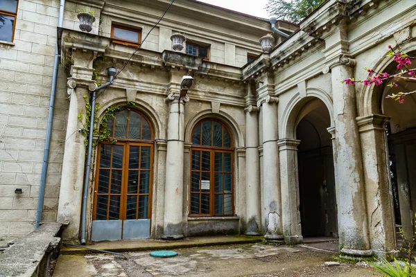Soczi Rosja Kwietnia 2021 Zespół Architektoniczny Opuszczonego Sanatorium Ordzhonikidze Zabytek — Zdjęcie stockowe