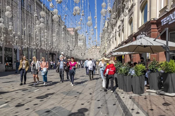 モスクワ ロシア 2021年5月25日 人々はニコルスカヤ通り モスクワで最も古い商店街に沿って行く — ストック写真