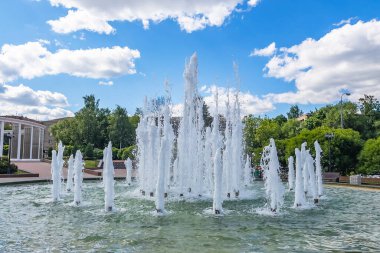 PUSHKINO, RUSSIA - 18 Mayıs 2021. Bahar öğleden sonra şehir manzarası. Şehir merkezinde bir anıt. 