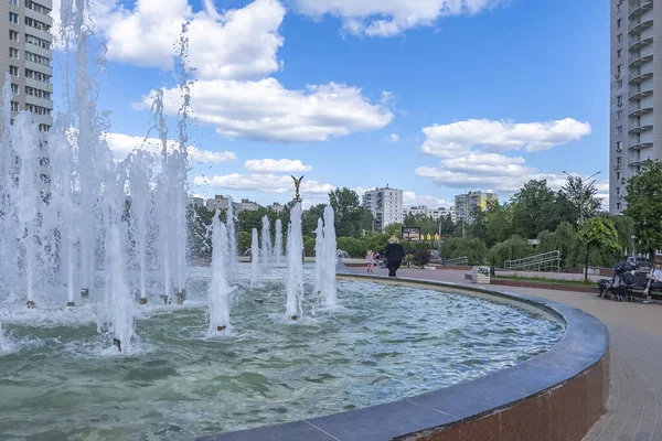 ロシアのプシュキノ 2021年5月18日 春の午後に街の風景 ダウンタウンの記念碑 — ストック写真
