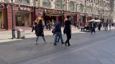 MOSCOW, Rusya, 25 Mayıs 2021. İnsanlar Moskova 'nın en eski alışveriş caddesi olan Nikolskaya Caddesi boyunca gidiyor