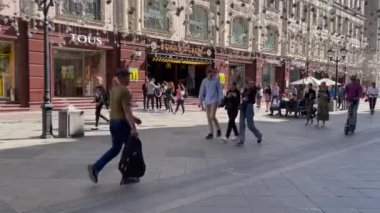 MOSCOW, Rusya, 25 Mayıs 2021. İnsanlar Moskova 'nın en eski alışveriş caddesi olan Nikolskaya Caddesi boyunca gidiyor