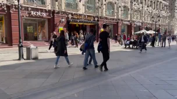 Moscow Ryssland Den Maj 2021 Folk Går Längs Nikolskaja Gatan — Stockvideo