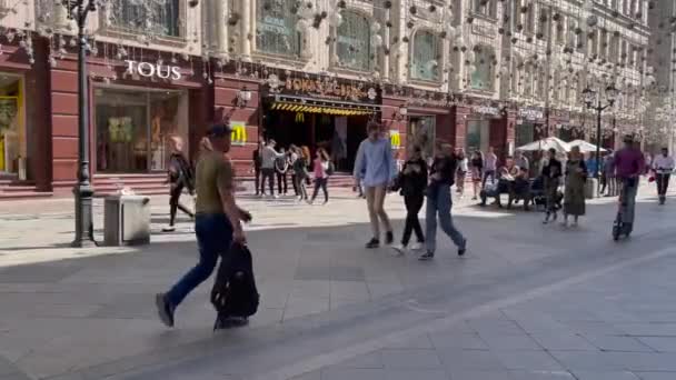 Moskau Russland Mai 2021 Die Menschen Gehen Die Nikolskaja Straße — Stockvideo