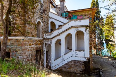 Sochi, Rusya, 14 Nisan 2021. Karadeniz kıyısında, tarihi ve kültürel bir dönüm noktası olan terk edilmiş eski bir kır evi (Albay Kvitko 'nun evi). Ön cephenin parçası