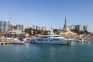Sochi, Rusya, 12 Nisan 2021. Sochi Marina limanında yatlar