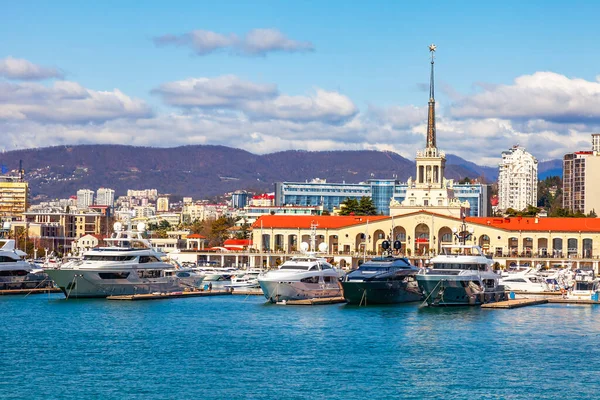 Sochi, Rusya, 12 Nisan 2021. Sochi Marina limanında yatlar