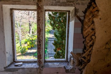 Sochi, Rusya, 14 Nisan 2021. Karadeniz kıyısında, tarihi ve kültürel bir dönüm noktası olan terk edilmiş eski bir kır evi (Albay Kvitko 'nun evi). İç kısmın parçası