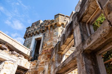 Sochi, Rusya, 14 Nisan 2021. Karadeniz kıyısında, tarihi ve kültürel bir dönüm noktası olan terk edilmiş eski bir kır evi (Albay Kvitko 'nun evi). Ön cephenin parçası