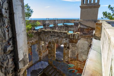 Sochi, Rusya, 14 Nisan 2021. Karadeniz kıyısında, tarihi ve kültürel bir dönüm noktası olan terk edilmiş eski bir kır evi (Albay Kvitko 'nun evi). Ön cephenin parçası