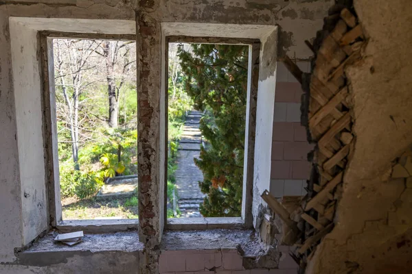 Sochi, Rusya, 14 Nisan 2021. Karadeniz kıyısında, tarihi ve kültürel bir dönüm noktası olan terk edilmiş eski bir kır evi (Albay Kvitko 'nun evi). İç kısmın parçası