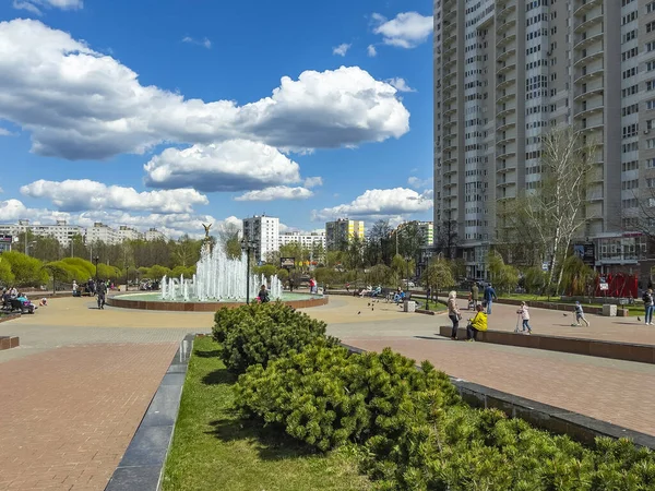 Pushkino Rusland Mei 2021 Stadslandschap Voorjaarsmiddag Een Gedenkteken Binnenstad — Stockfoto