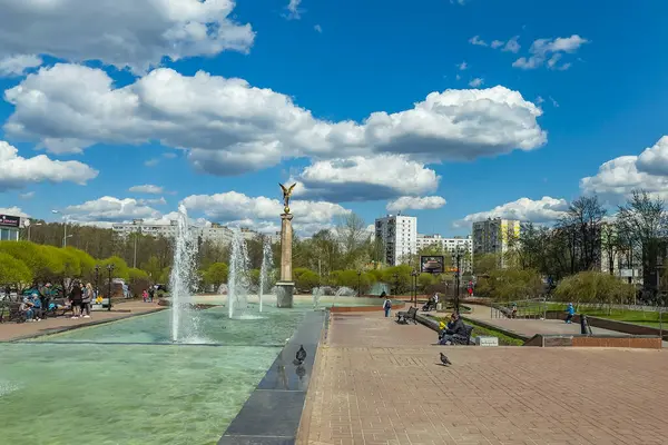 ロシアのプシュキノ 2021年5月18日 春の午後に街の風景 ダウンタウンの記念碑 — ストック写真