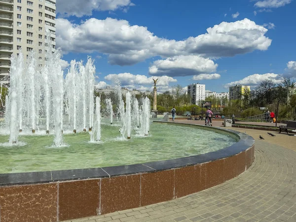 ロシアのプシュキノ 2021年5月18日 春の午後に街の風景 ダウンタウンの記念碑 — ストック写真